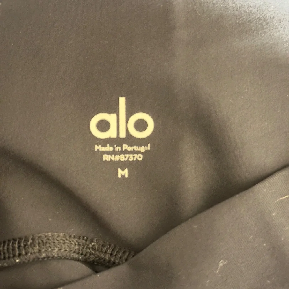 450 | Alo Yoga Airbrush Womens Medium Ripped Laser Cut High Waist Leggings Black